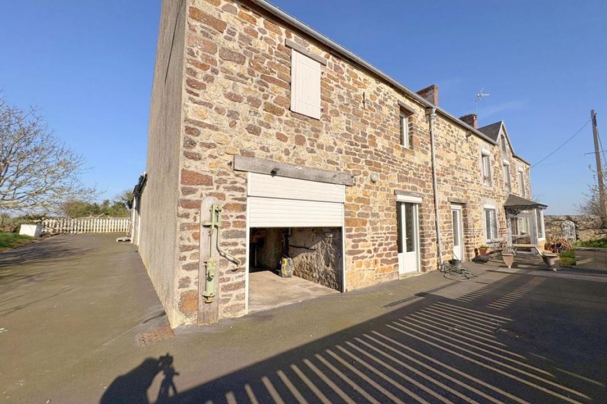 Une maison en pierres avec ses dépendances