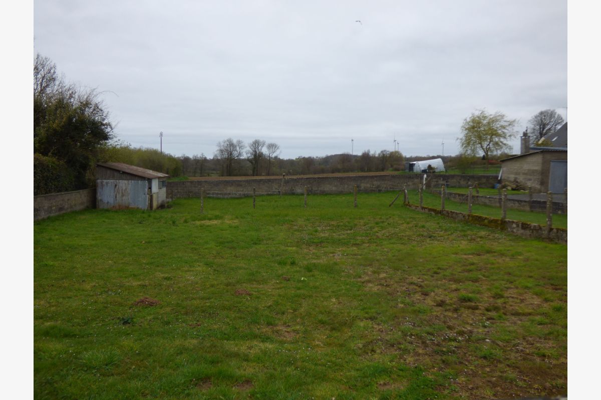 bourg, à v. terrain à bâtir de 582 m2. Prix HNI.