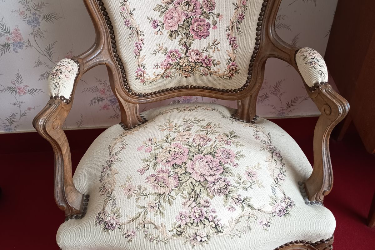 Photo 2 Ensemble lit et 2 fauteuils capitonnés assortis + 2 tables de chevet avec lampe