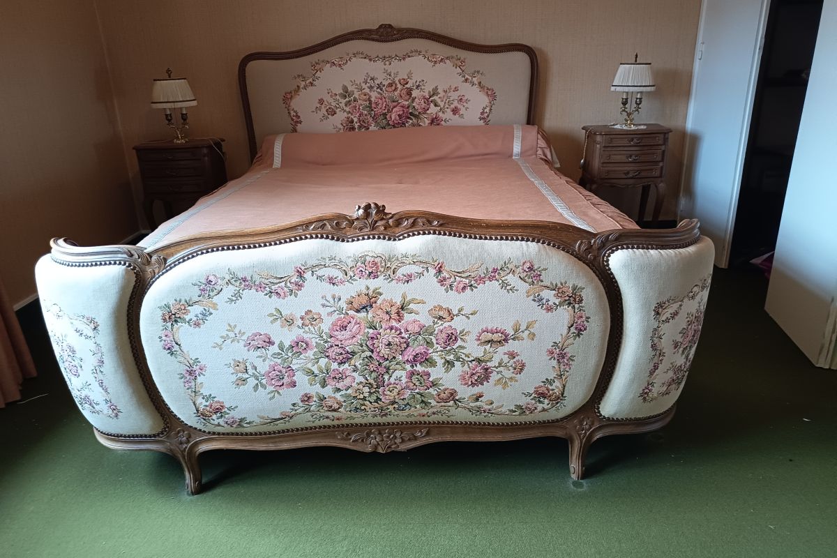 Ensemble lit et 2 fauteuils capitonnés assortis + 2 tables de chevet avec lampe