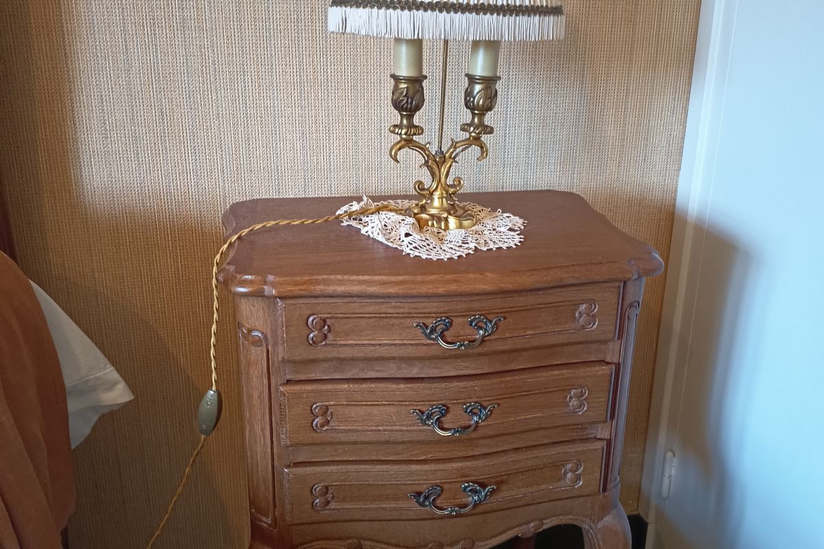 Photo 3 Ensemble lit et 2 fauteuils capitonnés assortis + 2 tables de chevet avec lampe