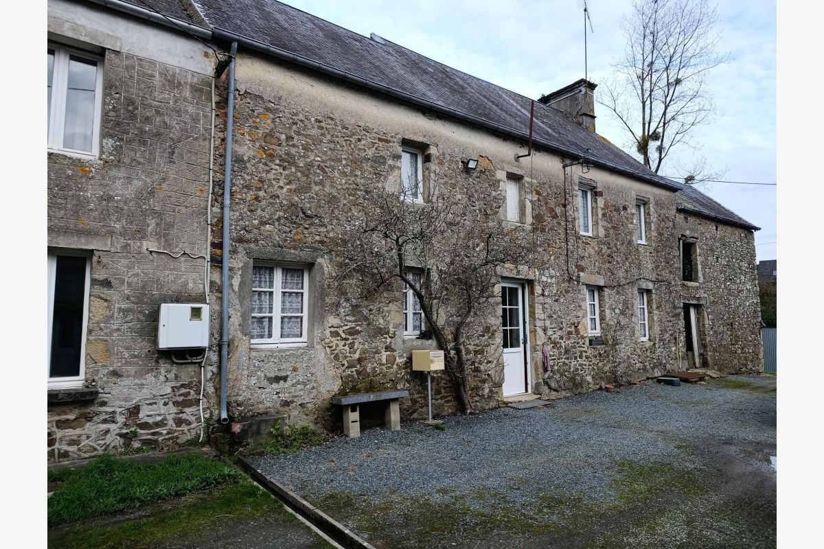 vds maison d'hab. de 90 m2, mitoyenne d'un côté cpt au rdc :