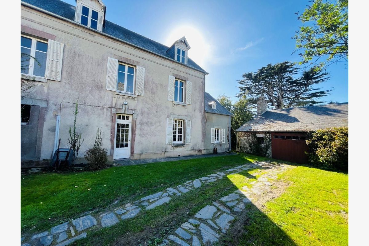 vds maison de 124 m2 cpt 3 chambres, grenier aménageable. Dé