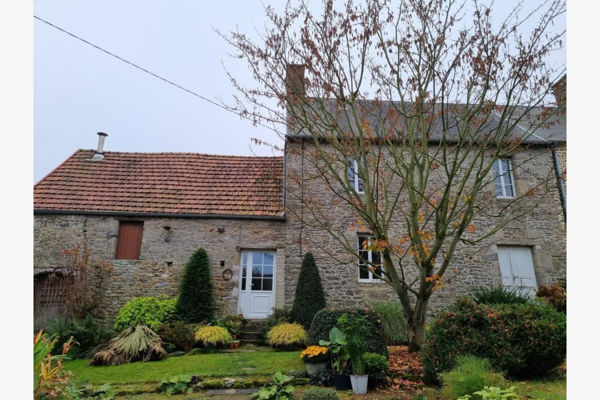 à v. propriété de caractère mitoyenne d'un côté. Au rdc : e