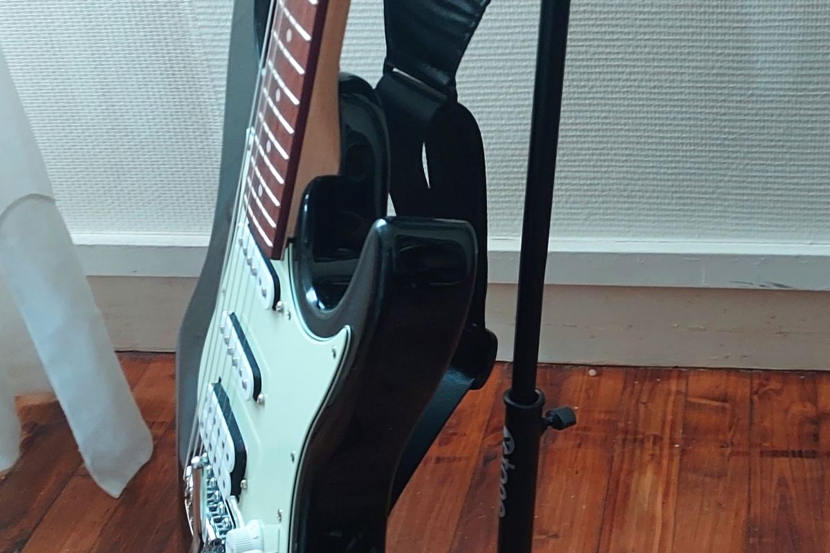 Photo 2 Guitare Ibanez AZES40 BK Standard black + Stand