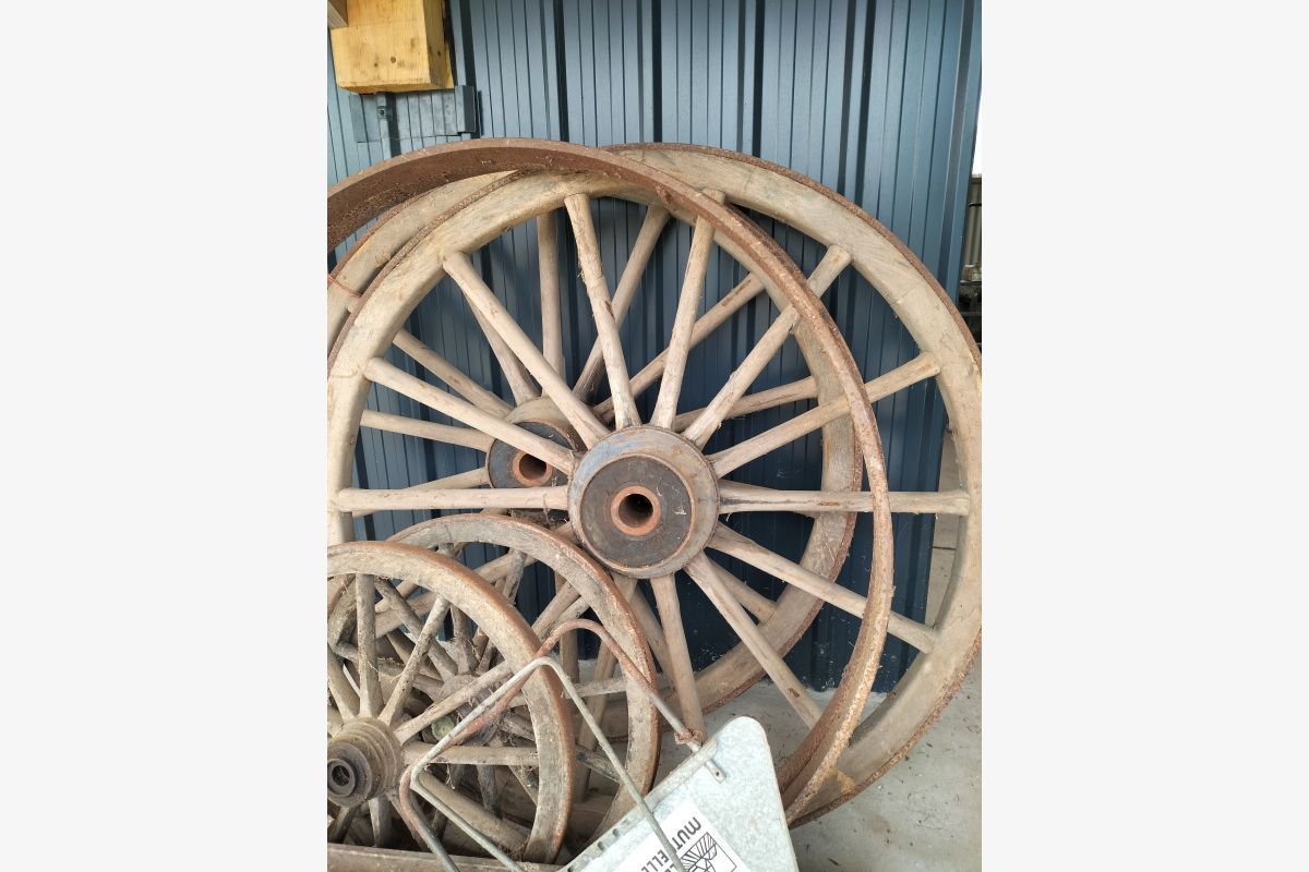 Roues de charette en bois