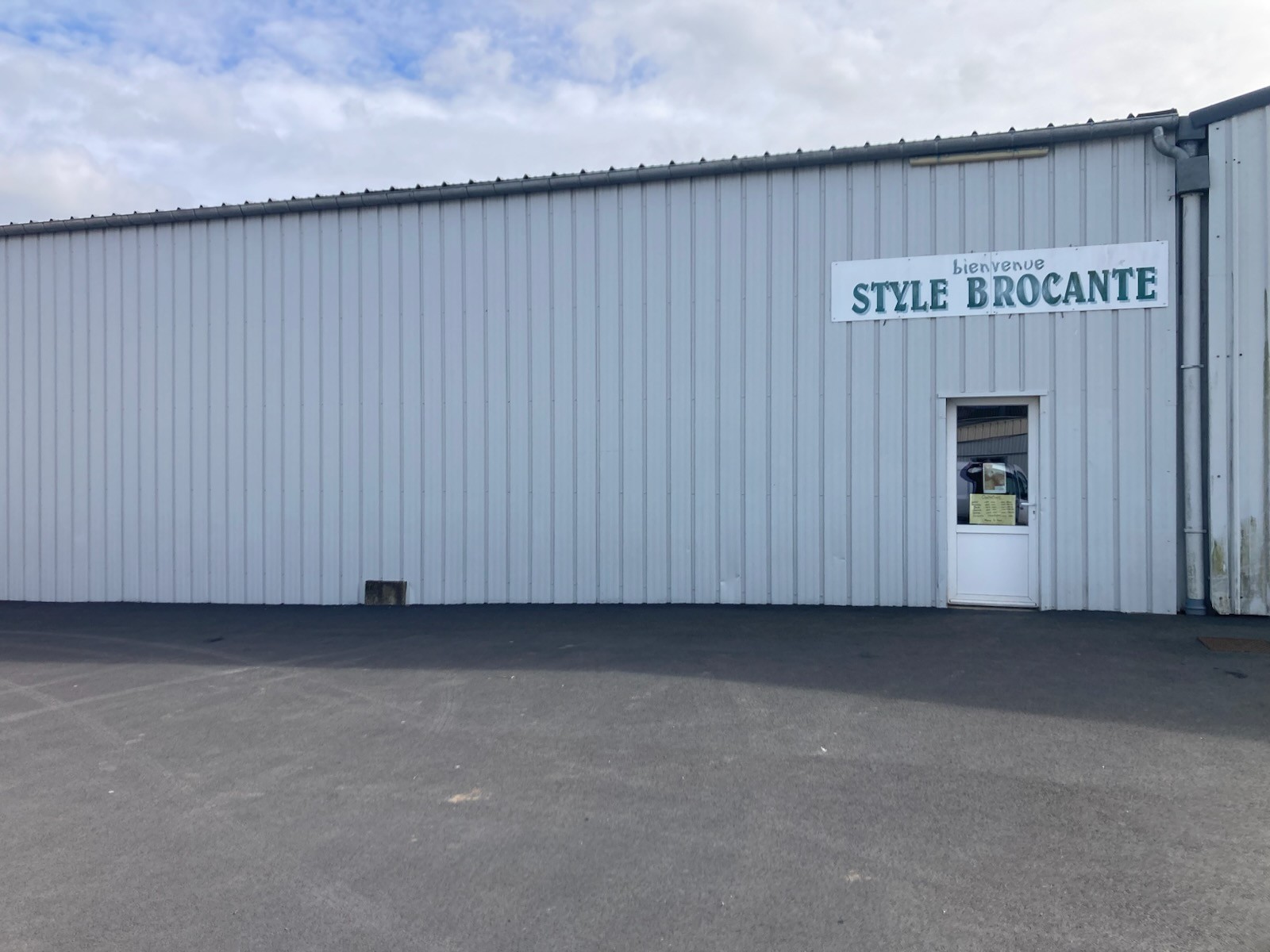 A louer local commercial ou industriel, 400 m2, avec wc