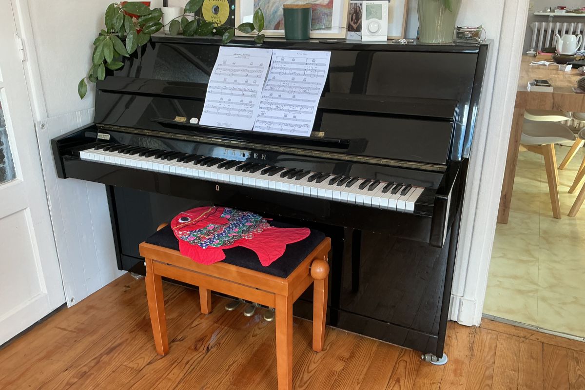 Piano droit noir