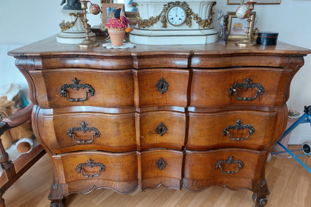 commode ancienne en noyer