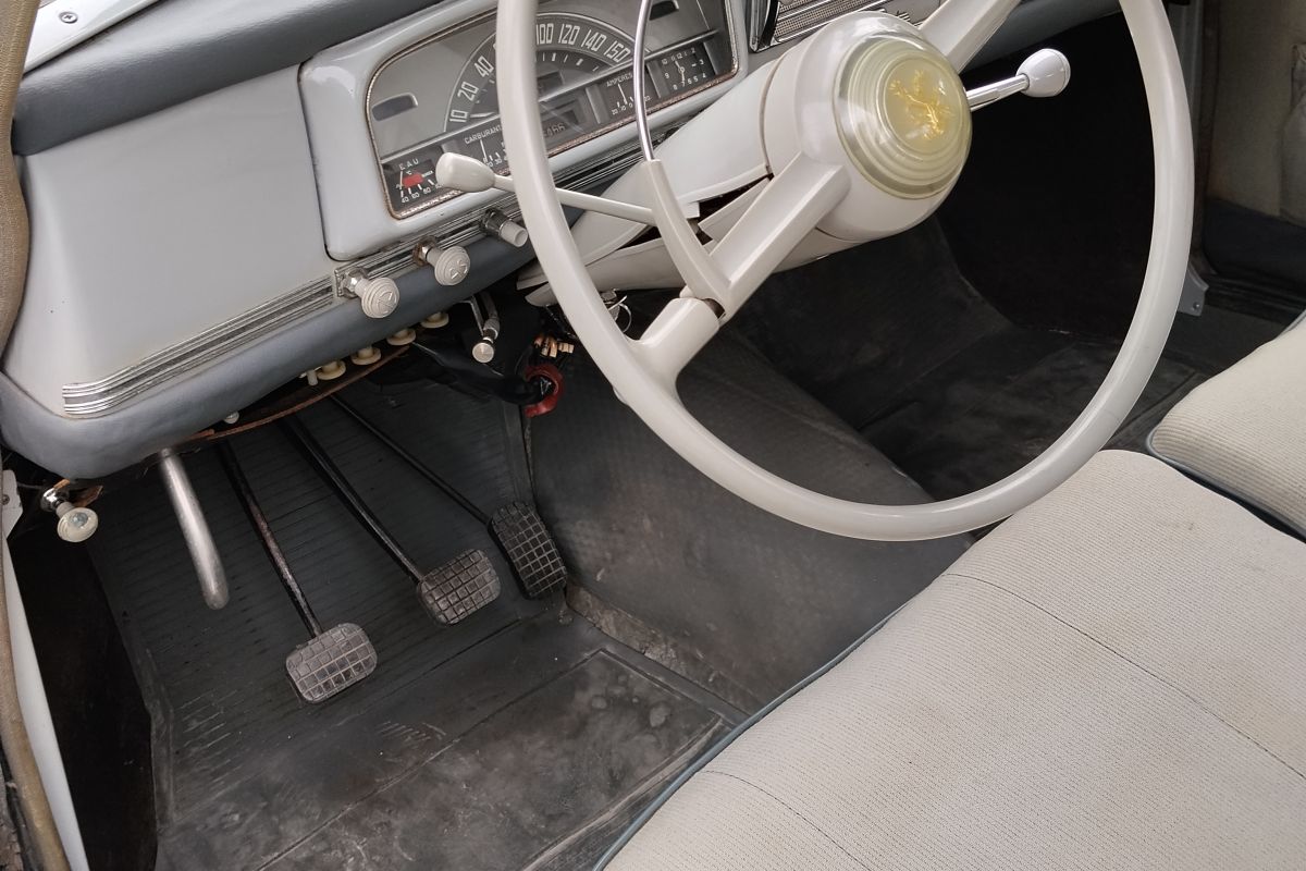 Photo 3 Voiture de collection Peugeot 403