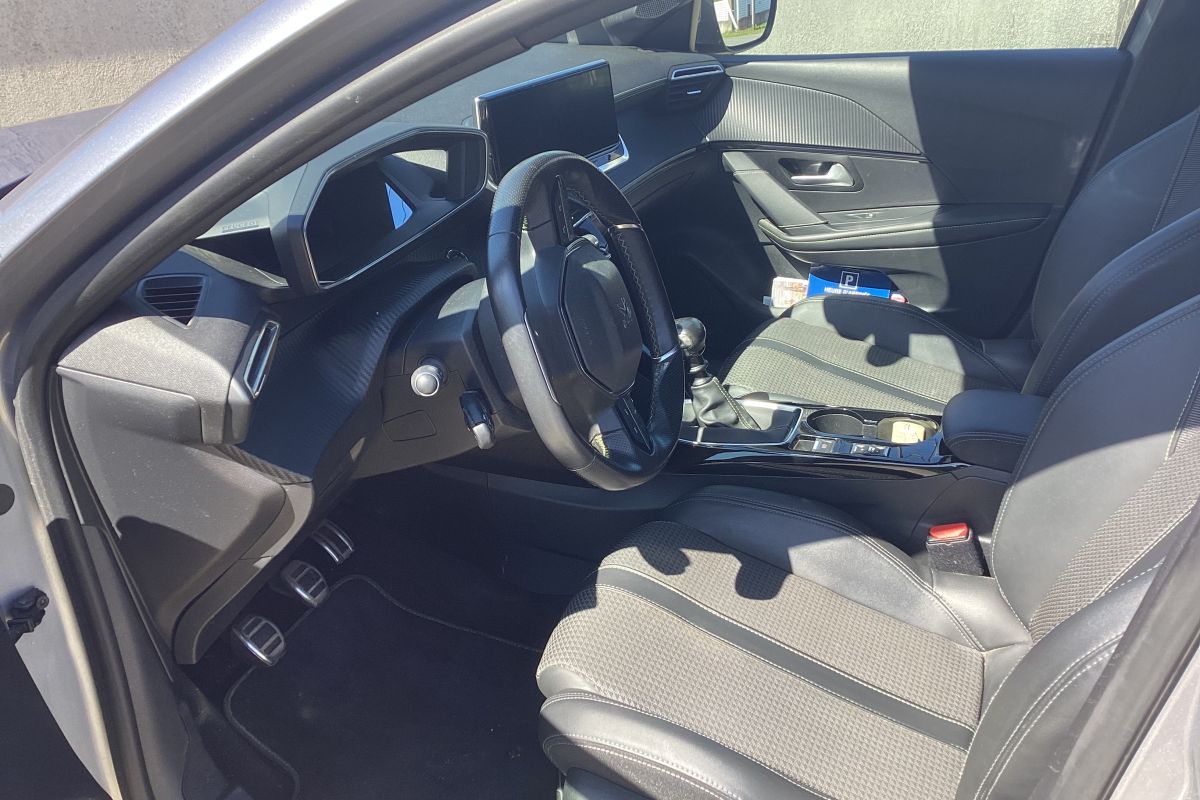 Photo 3 Peugeot 208 blueHDI finition GT