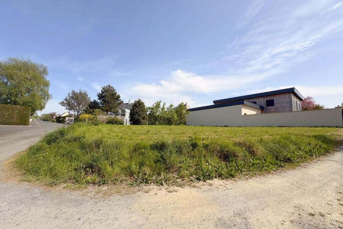 Photo 2 Un terrain proche du bourg de Bréhal