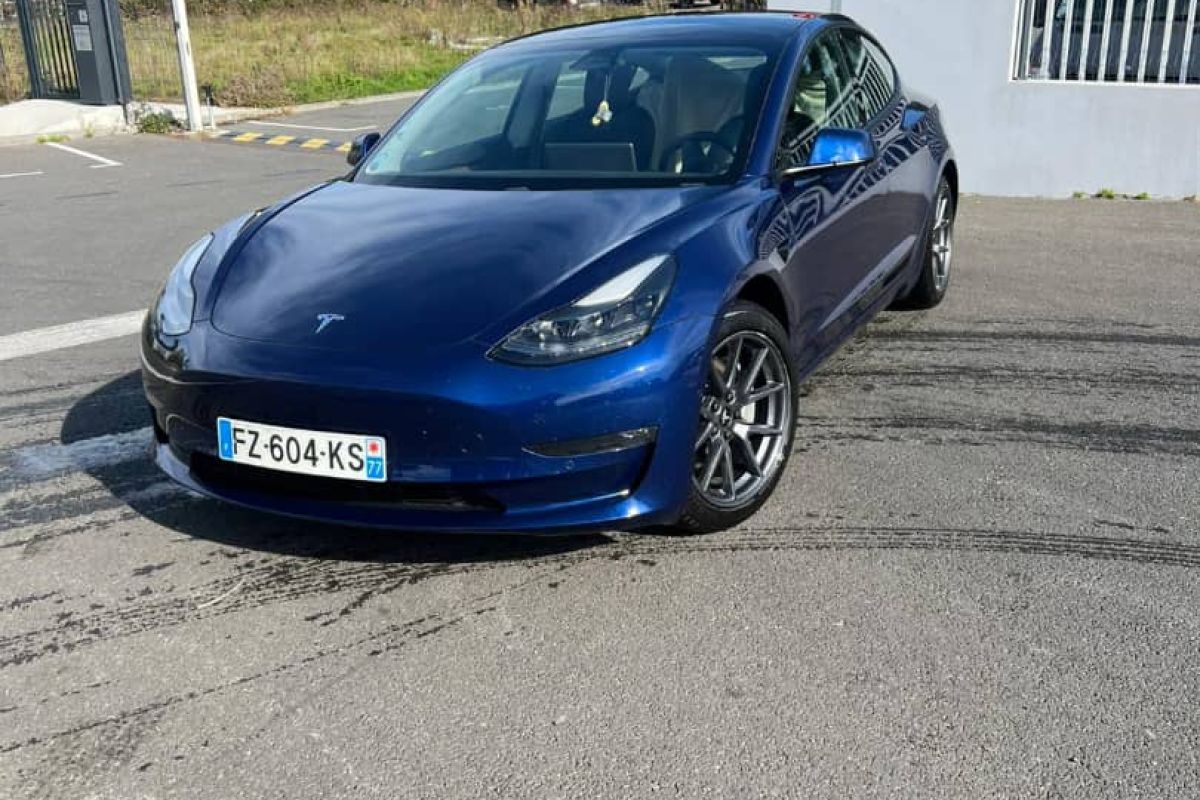 Photo 3 Tesla 3