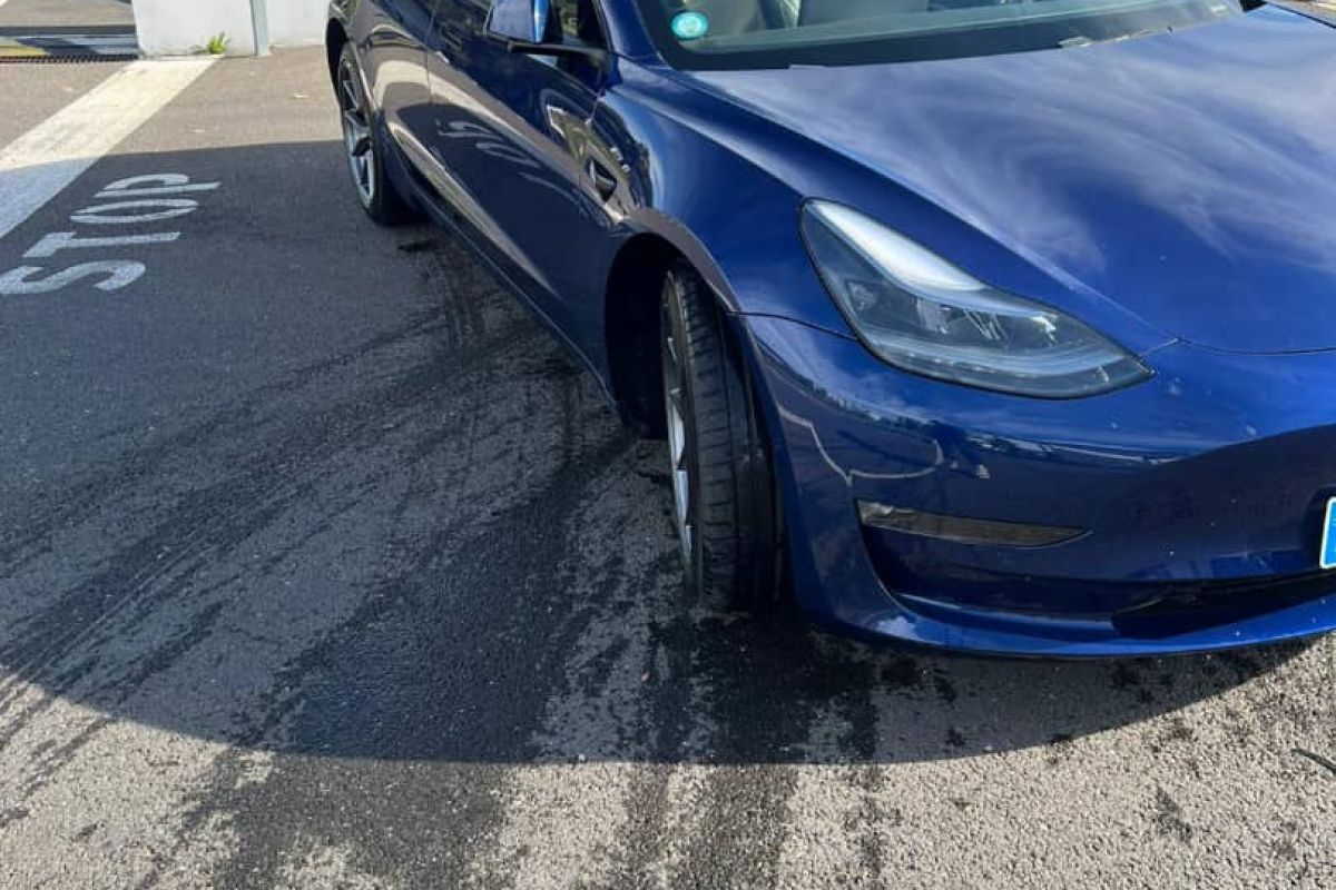 Photo 2 Tesla 3