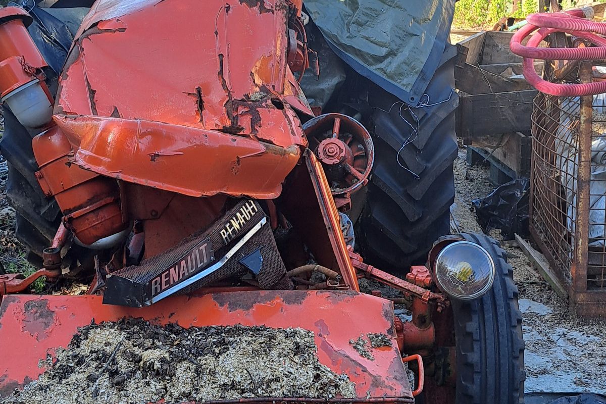 Photo 2 A vendre épave TRACTEUR Renault Suoer 3