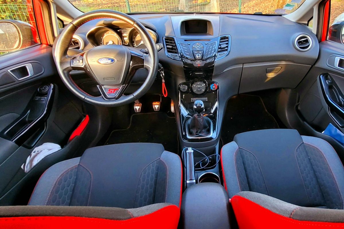 Photo 3 Ford Fiesta  ST 140 cv CT vierge distribution effectuée