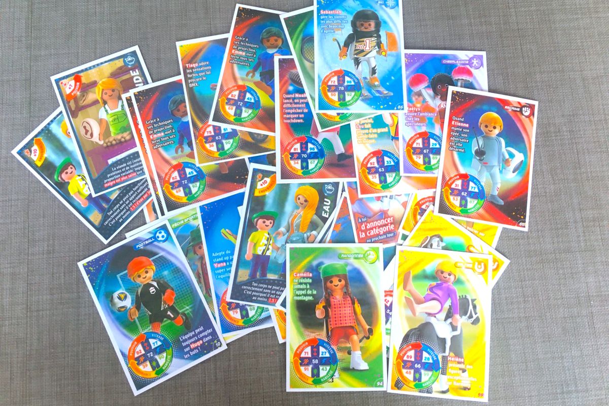 Photo 3 Lot Playmobil – Figurine, livre, cartes, poster