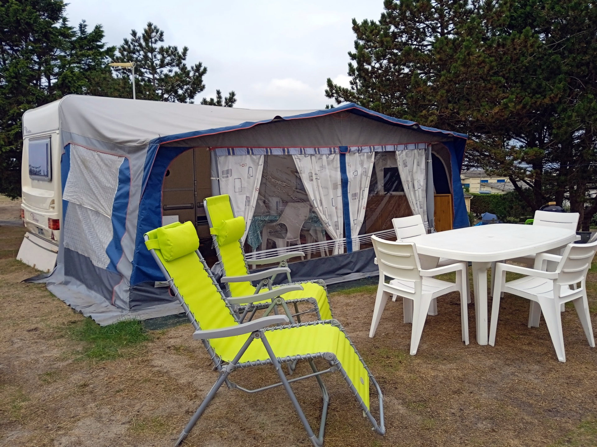 loue caravane, 4 places, toute équipée, libre à partir du 8