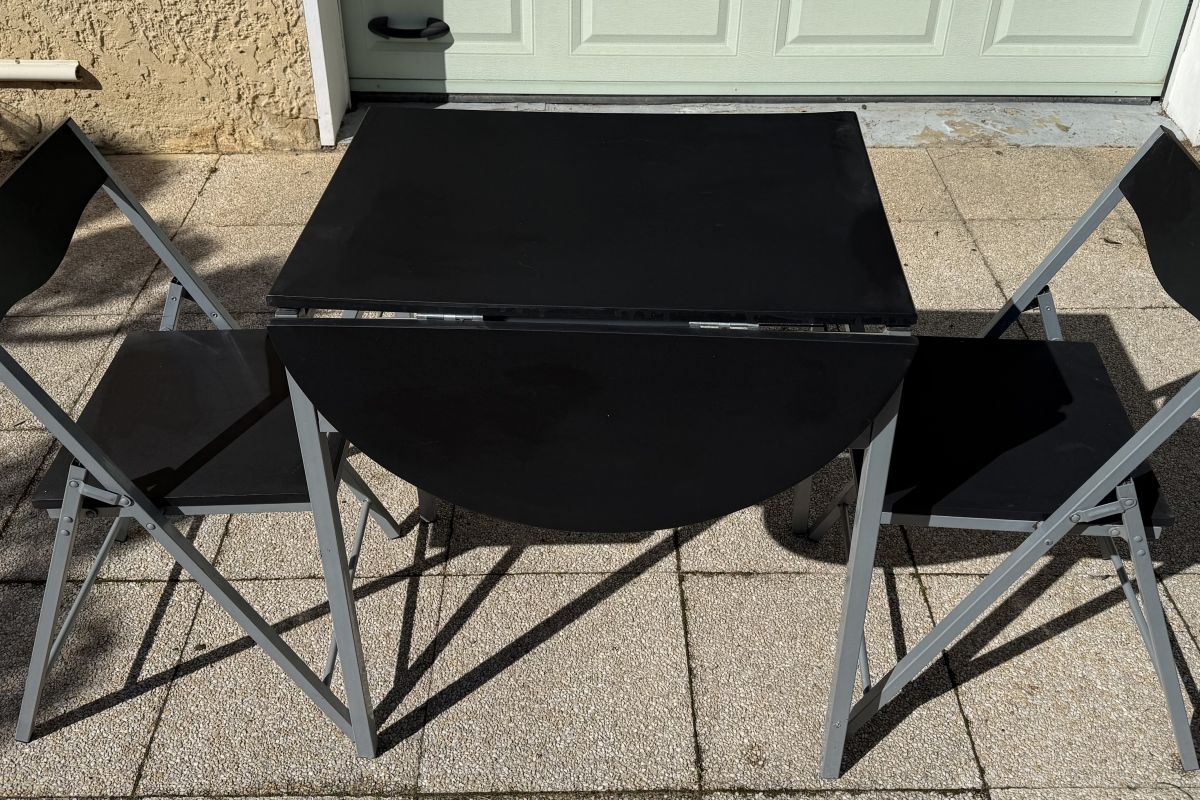 Photo 2 Table + 2 chaises