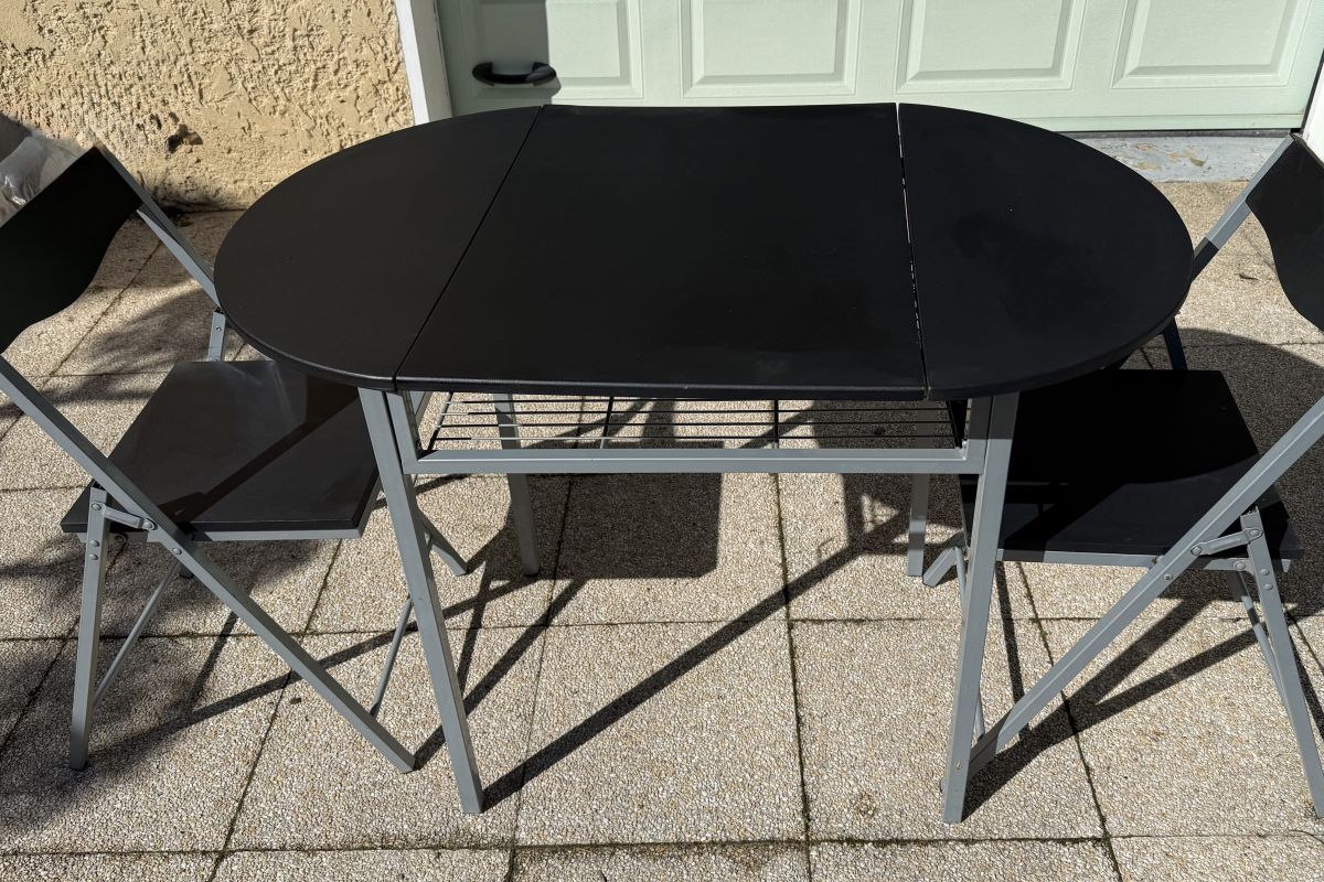 Table + 2 chaises
