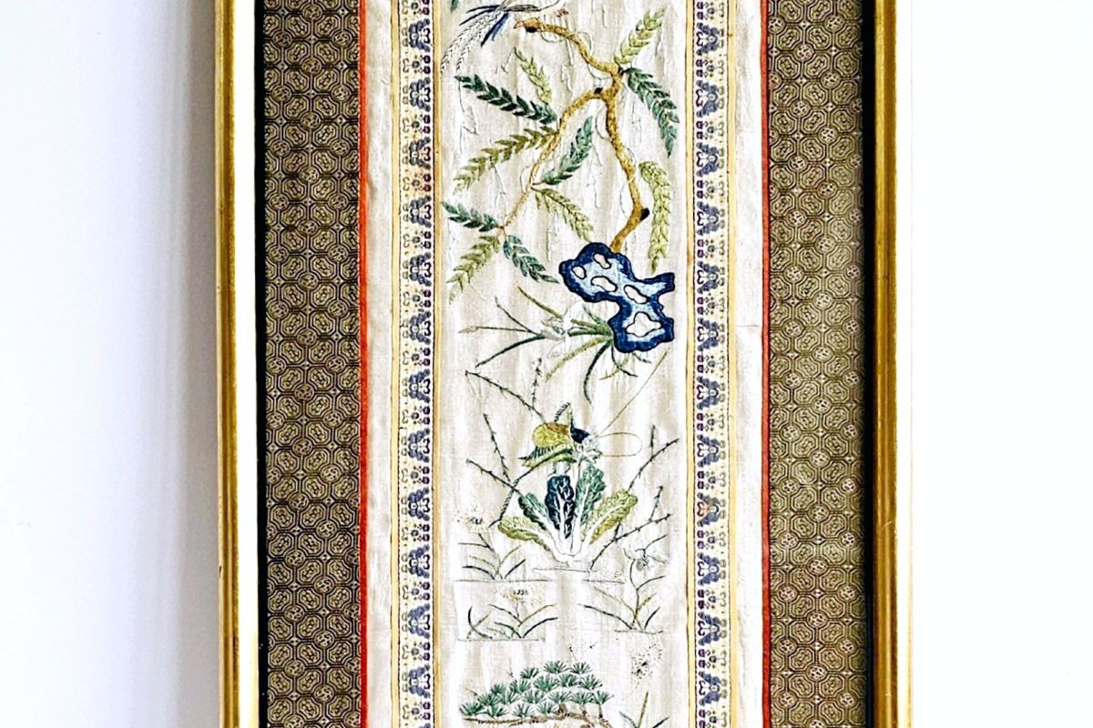 Broderie chinoise- Soie dans cadre doré- Sous verre- Ancien