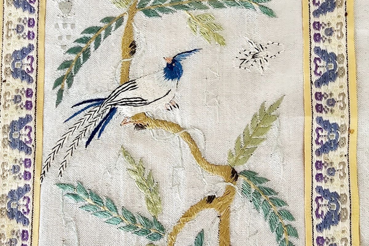 Photo 3 Broderie chinoise- Soie dans cadre doré- Sous verre- Ancien