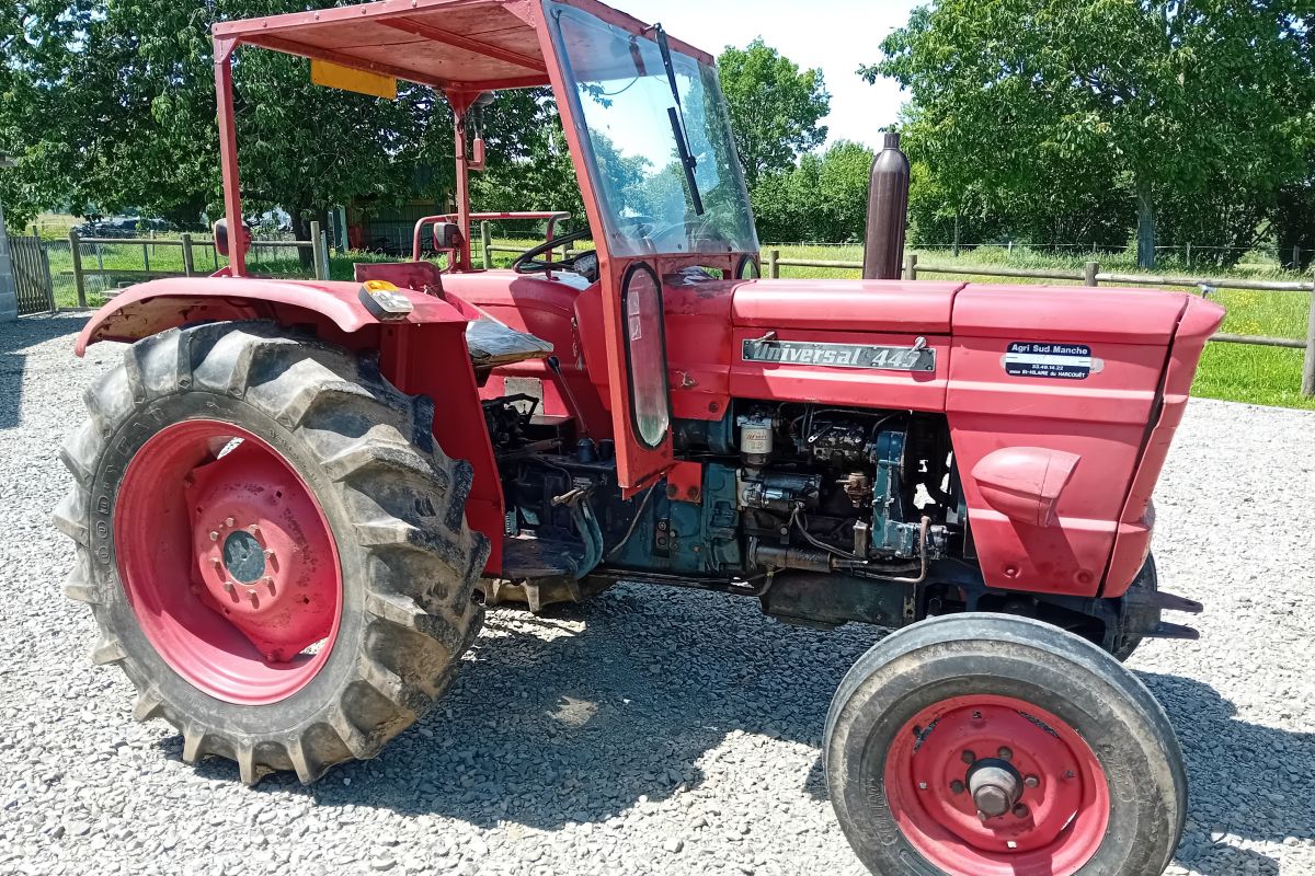 Tracteur Universal 445