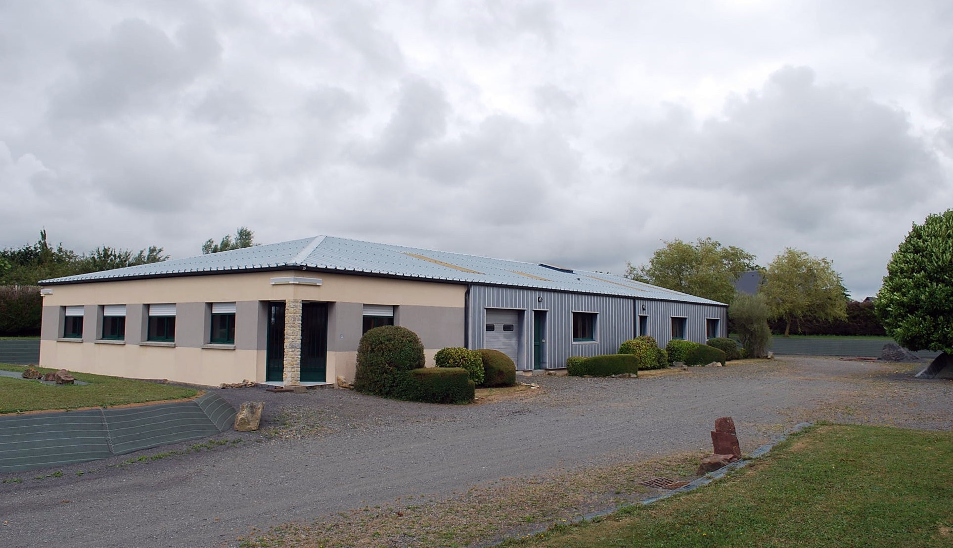 Tourville-sur-Sienne, loue atelier industriel...