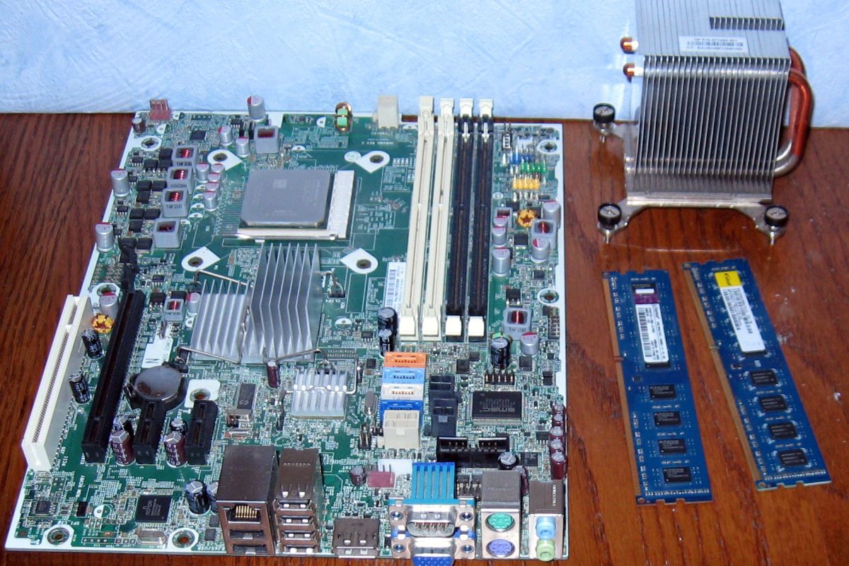 Photo 3 carte mere HPcompaq +ram+processeur+refroidisseur.