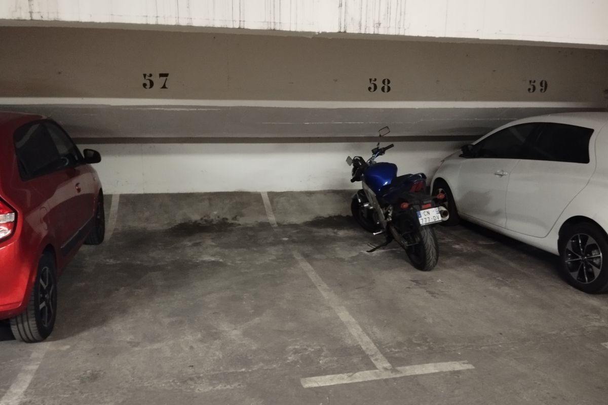 parking moto scooter Paris 12