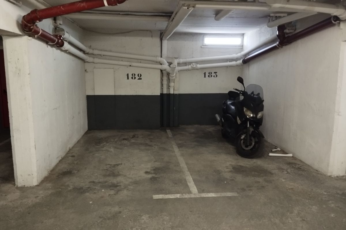 Photo 2 parking moto scooter Paris 12