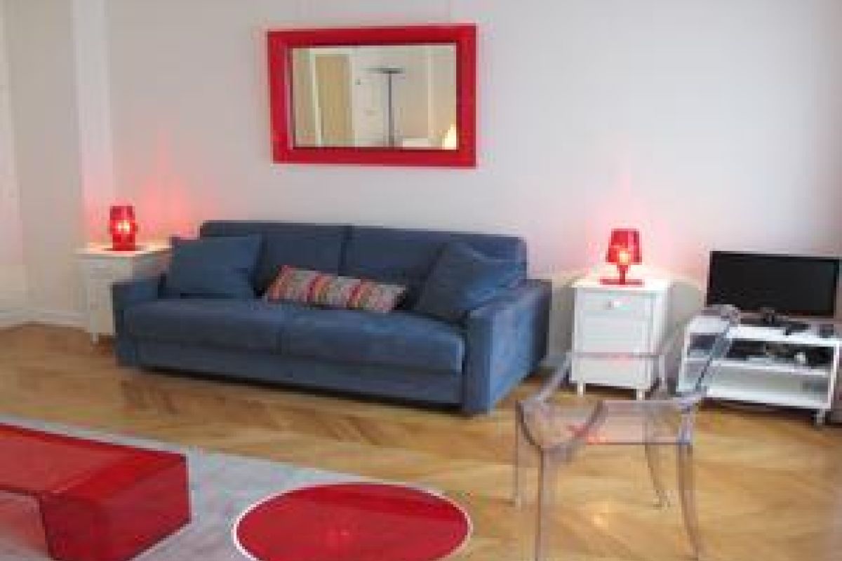 Studio meuble de 28 m2, situé au 1er étage dans un immeuble récent