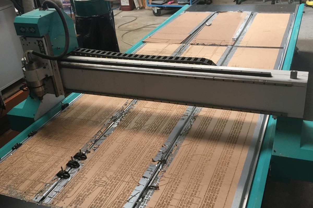 Vend machine CNC pour découpe précise. (Prix négociable)