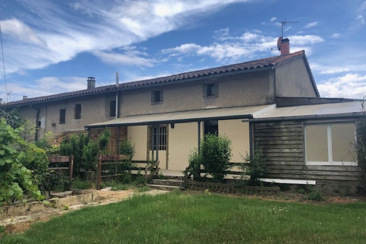 CORPS DE FERME mitoyen sur 5500m2