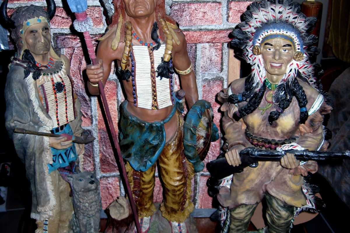 3 grandes statues d indien.