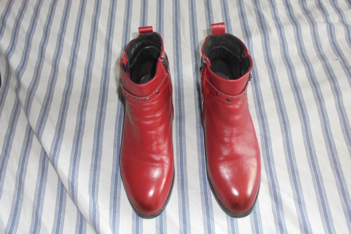 Paires de belles bottines femme rouge, taille 40