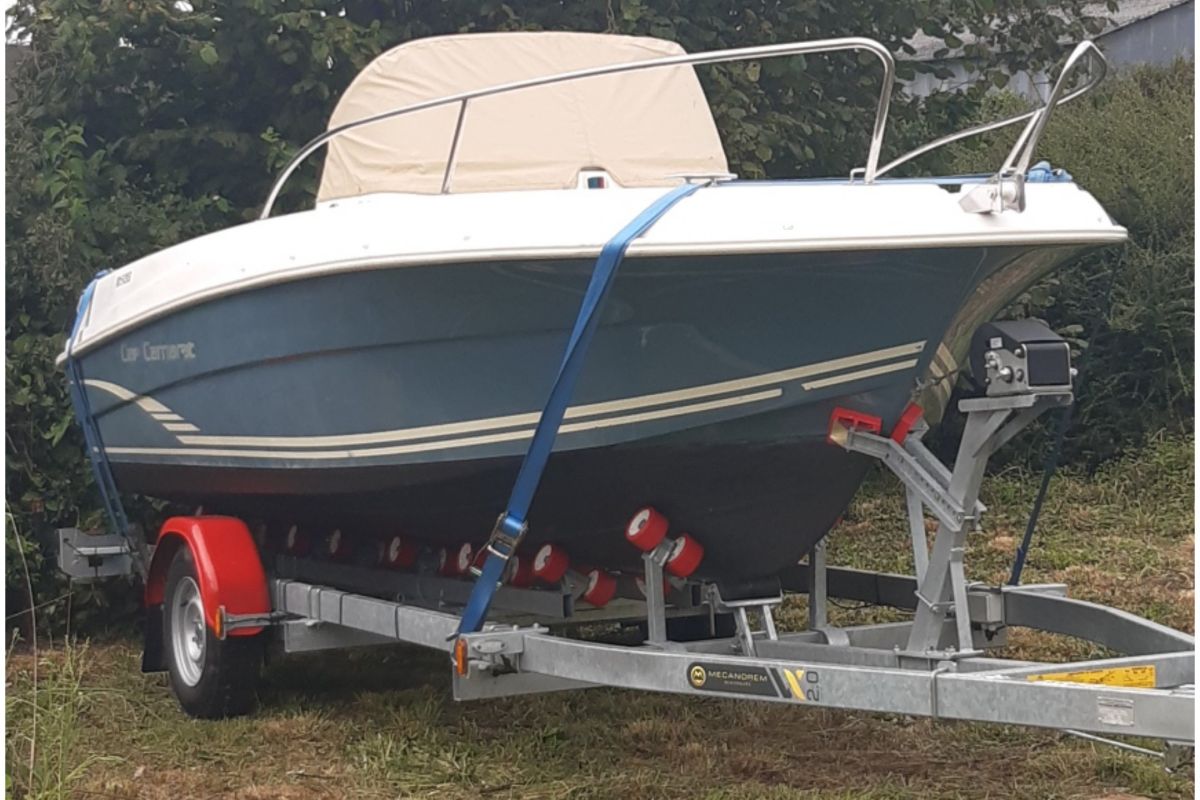 Bateau à moteur 