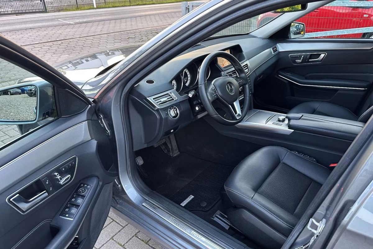 Photo 3 Superbe MERCEDES classe E 400 EXECUTIVE 3.0L V6 Bi-Turbo 333 cv, carnet Mercedes Complet / un seul propriétaire de 2014 a Juin 2026