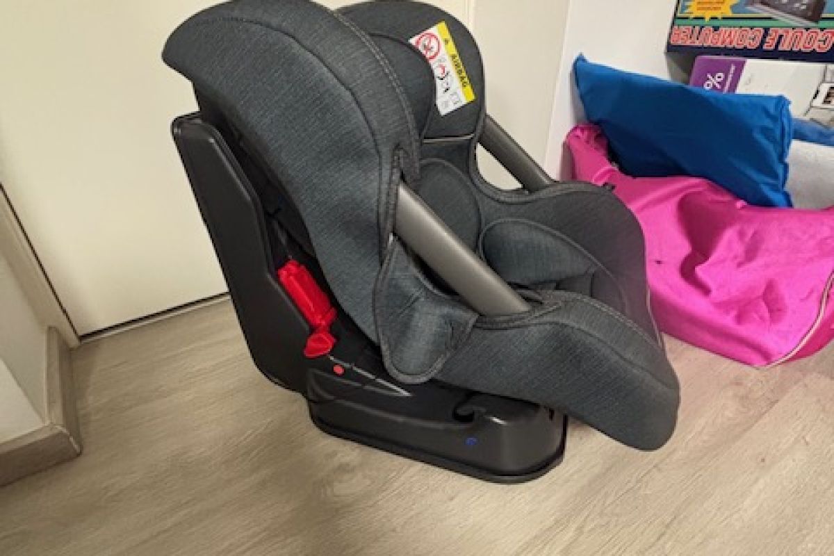 Photo 2 siege auto tres bon etat 1 er main servi occasionnellement ( nous grand parent) valeur 70€ vend 30€ pas de livraison payment espece sur place