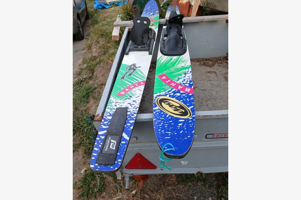 Une paire de ski