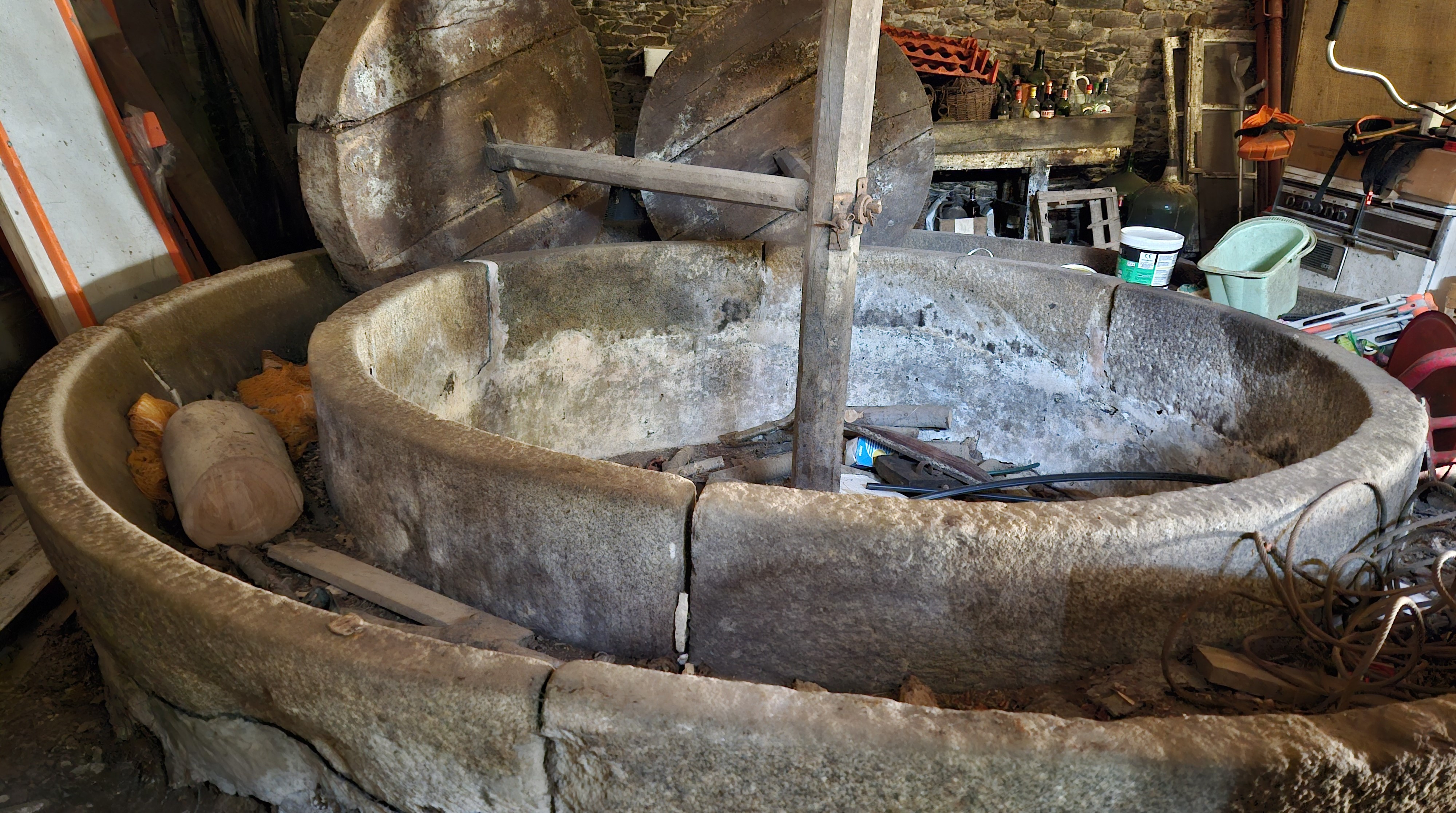 Grand tour de pressoir en granit