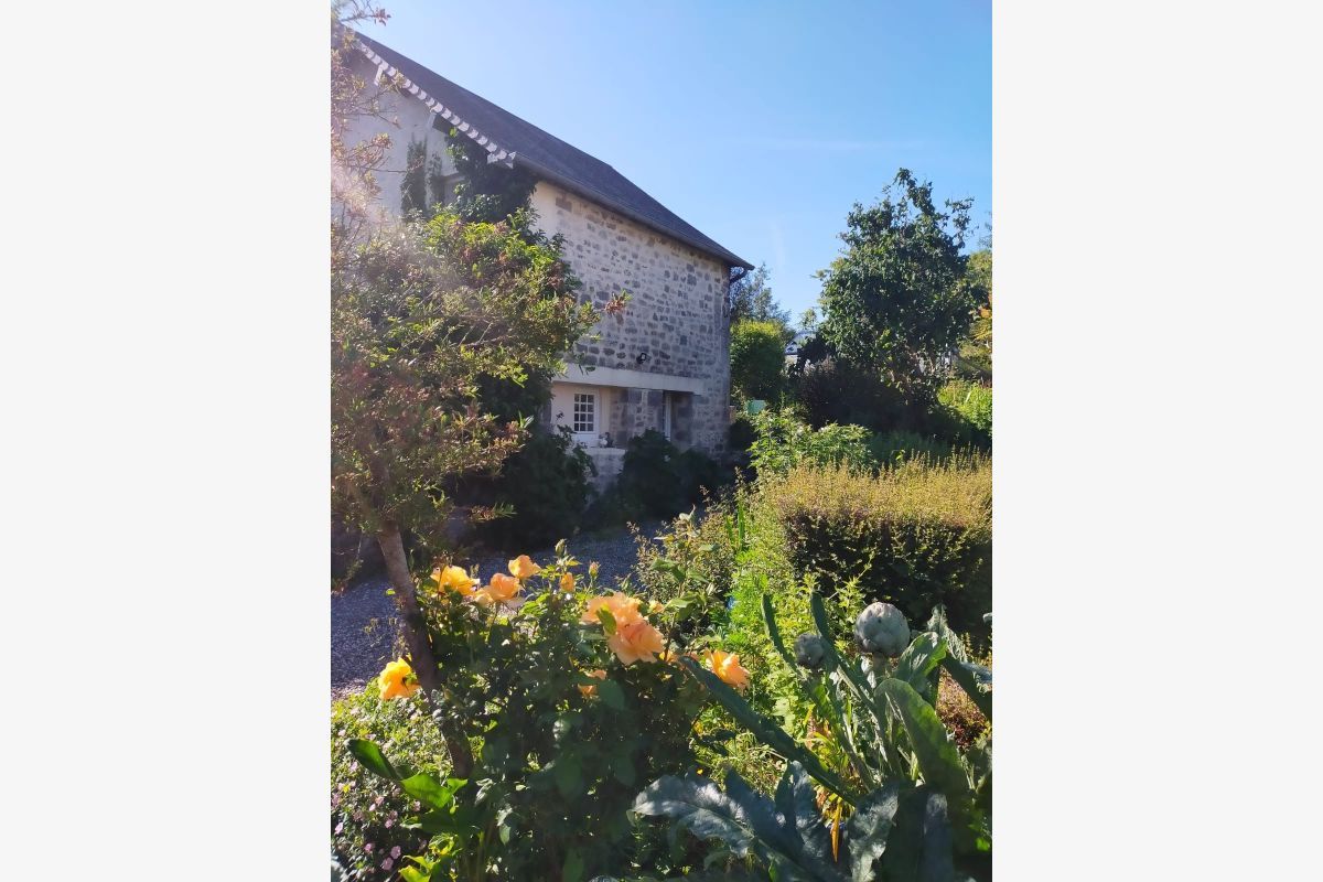 à 4 km de Coutances, pour une personne loue gîte de 65 m2...