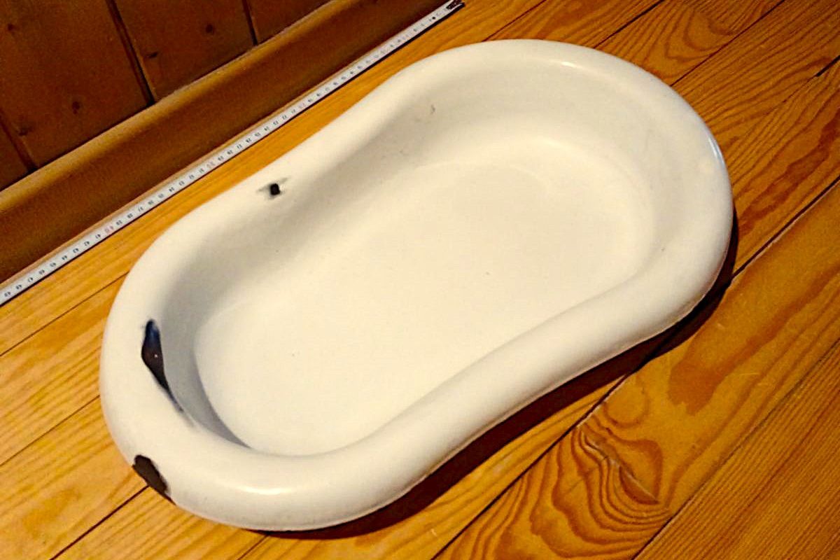 Ancien bidet en tôle émaillée pour jardinière originale