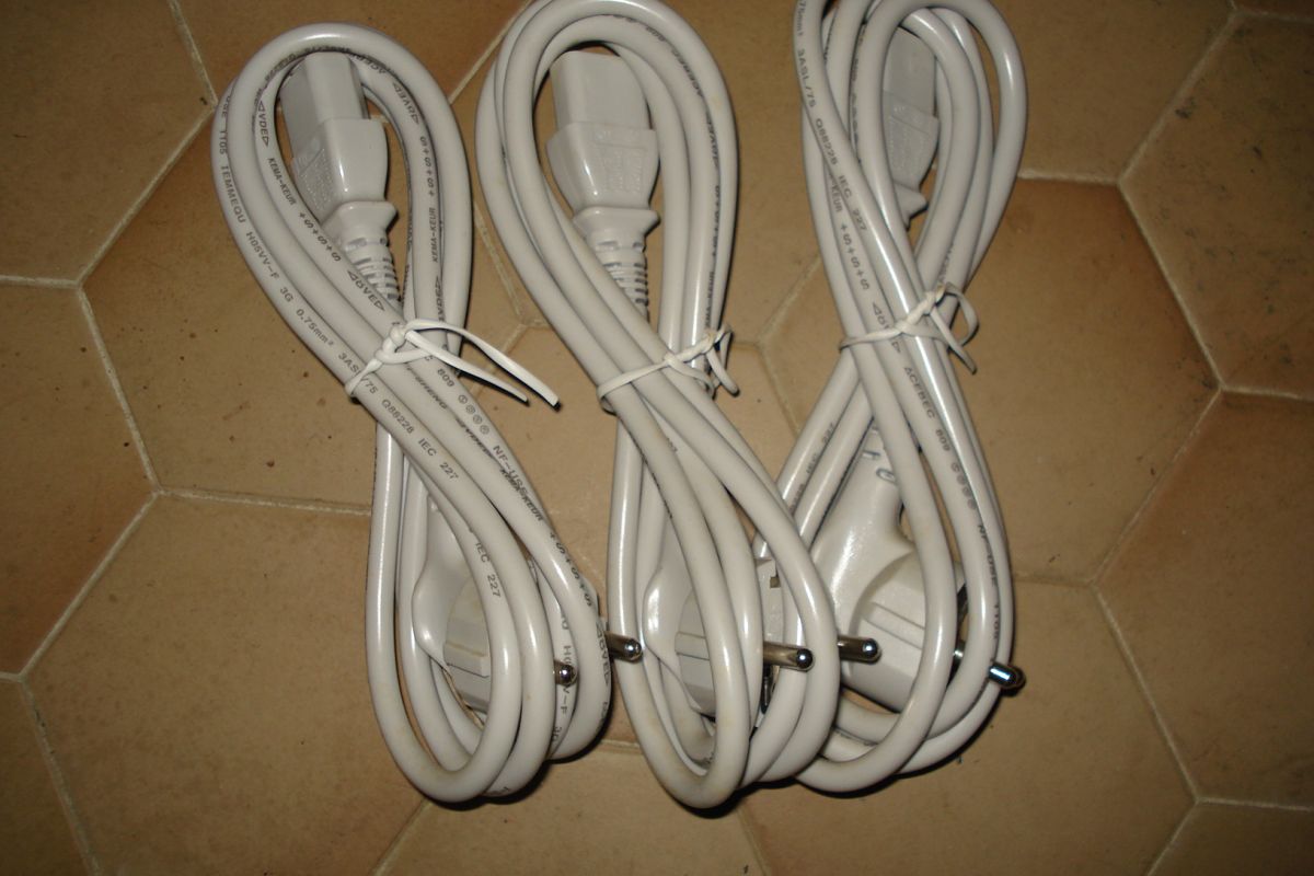 Photo 3 Câbles 230 v avec prises europe pour PC, écran, etc
