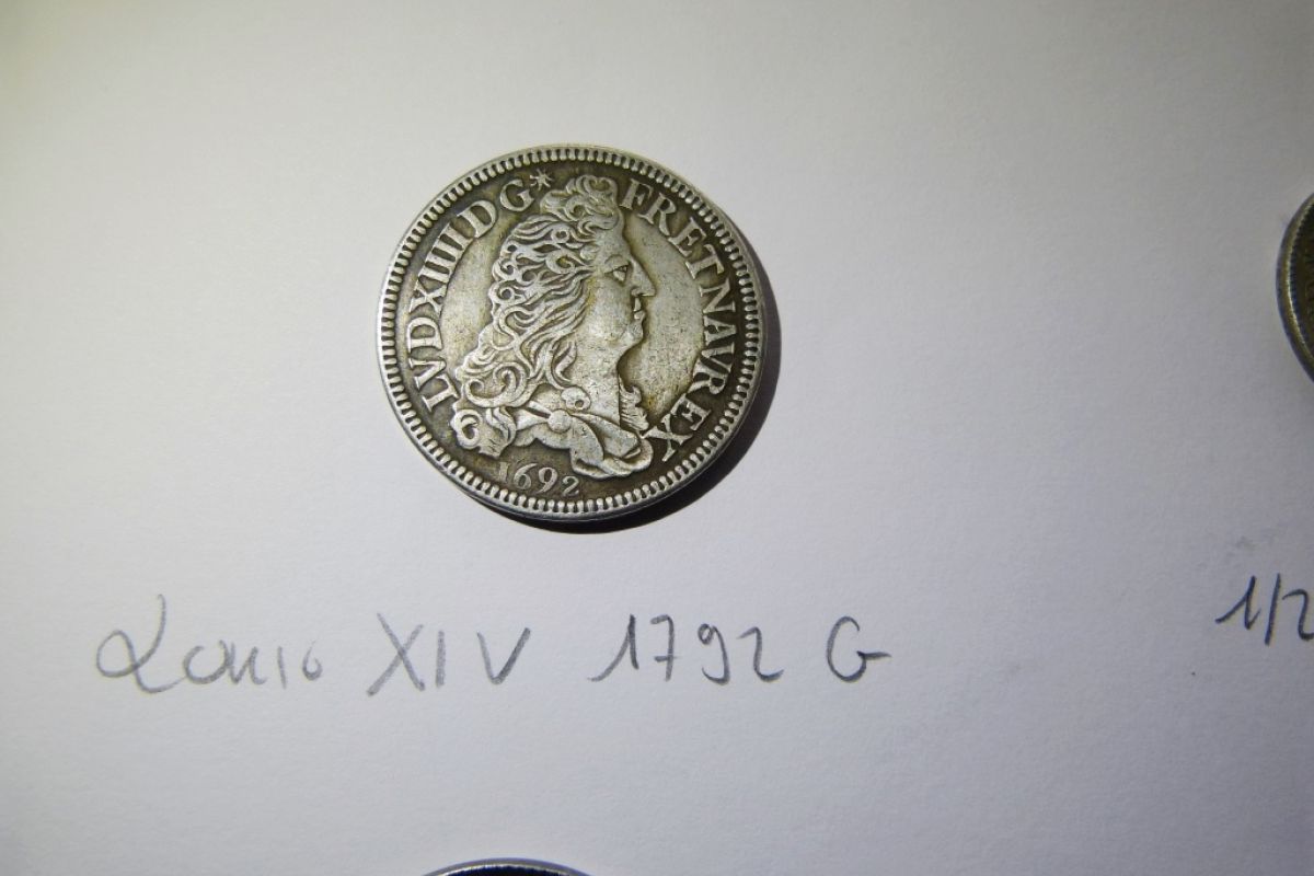 Photo 3 3 coffrets de monnaies françaises dont écus royaux