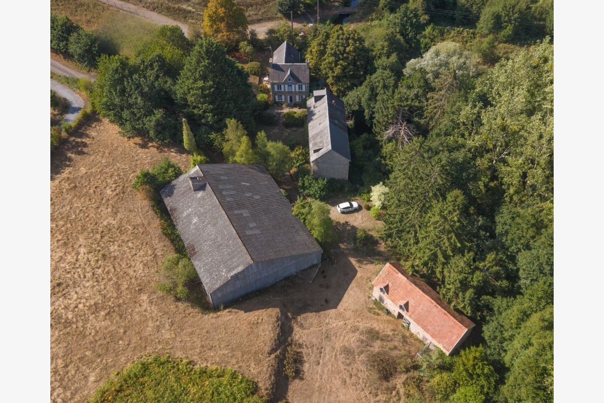 Propriété avec rivière et bois