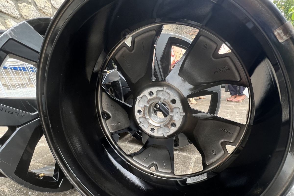 Photo 3 Jantes Renault Austral Alpine 20 pouces Daytona diamanté - 8J 20 5 40 - 235/45/R20 - Iconic Esprit Alpine E-Tech full hybride 200ch 2023 - TBEG