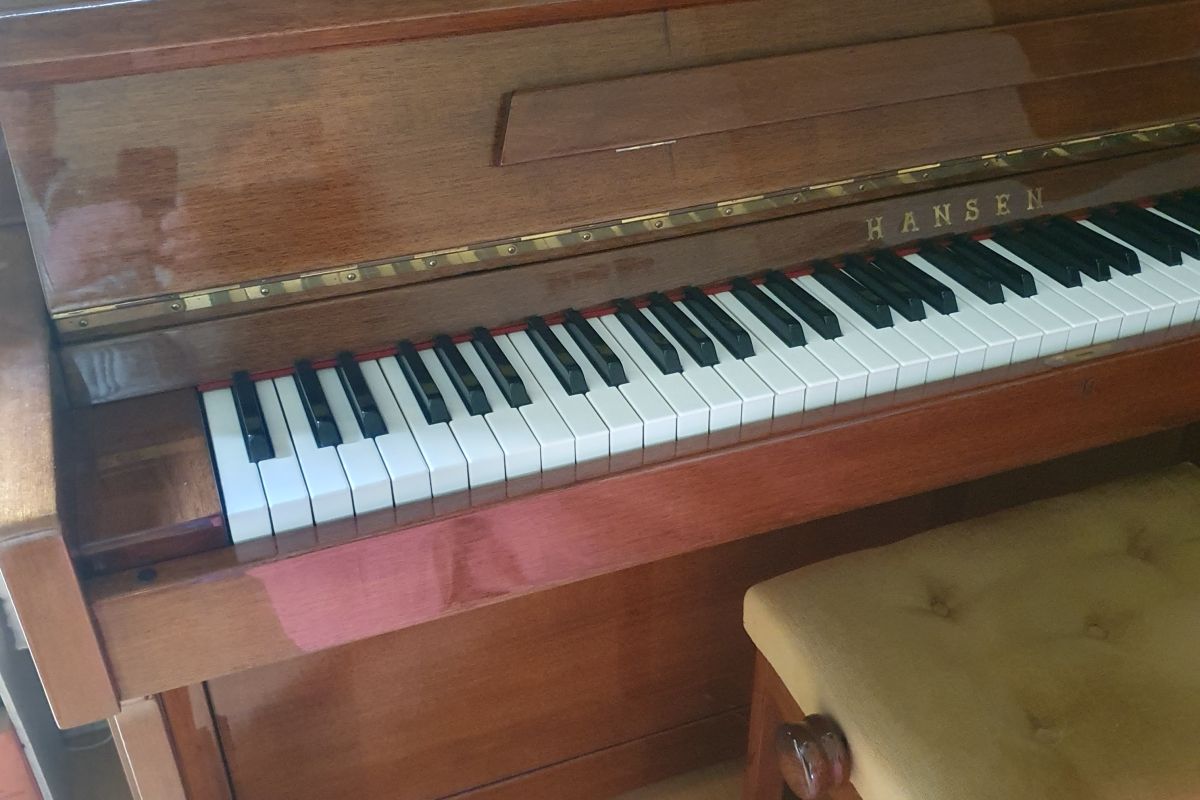 Beau piano droit acajou verni