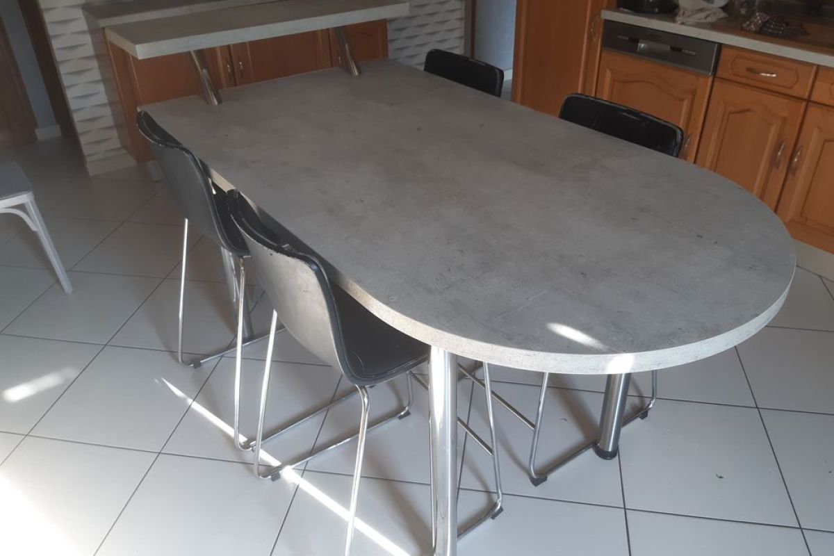 Photo 2 Table haute 120 € - T.B.E