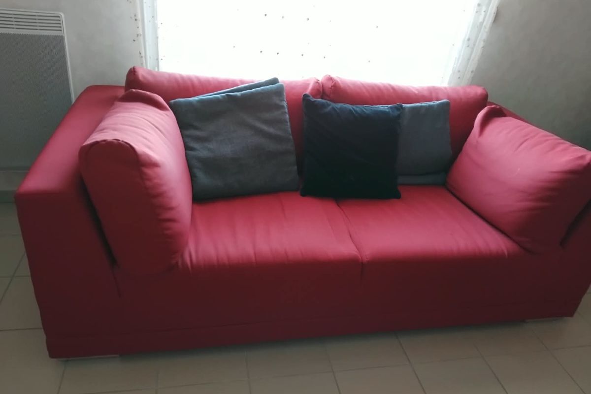 VEND CANAPE ROUGE